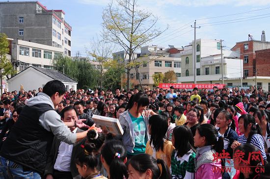 演出現(xiàn)場觀眾積極參與、氣氛熱烈。