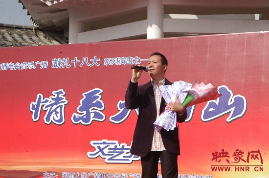 魅力881主持人、新聞先生凱文在演唱