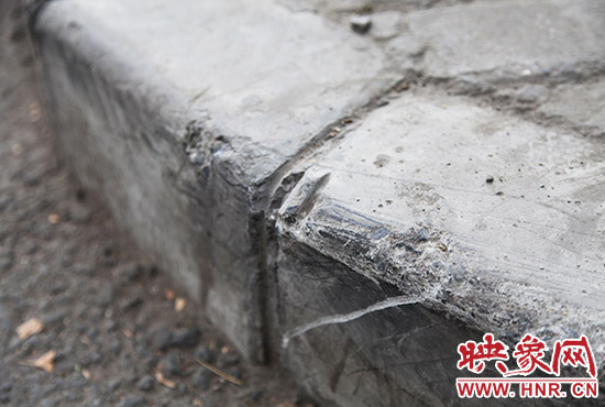 車道邊上的臺(tái)階，滿是電動(dòng)車摔下碰撞的痕跡