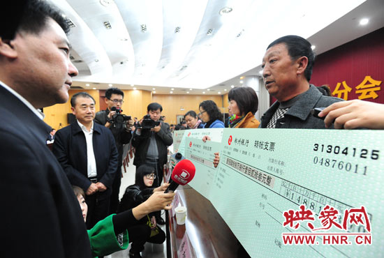 最高人民法院執(zhí)行局局長(zhǎng)劉貴祥、河南省高級(jí)人民法院院長(zhǎng)張立勇親手為申請(qǐng)執(zhí)行人員發(fā)放執(zhí)行款