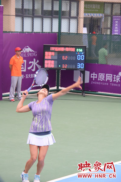 比賽中，發(fā)球瞬間