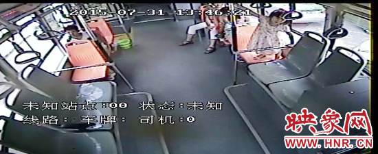 家長(zhǎng)放任小孩在車廂內(nèi)玩耍，甚至站到座椅上。