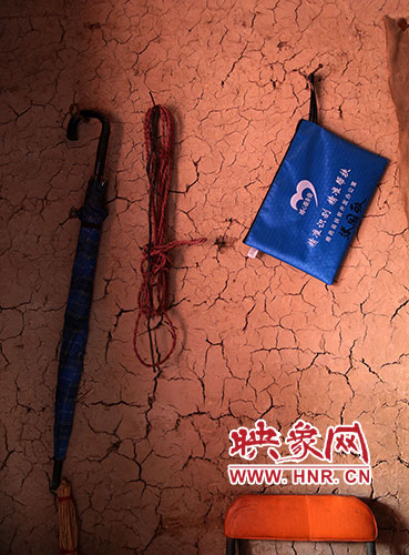 精準(zhǔn)扶貧的暖心服務(wù)袋，被張國敬掛在上墻最醒目的位置。