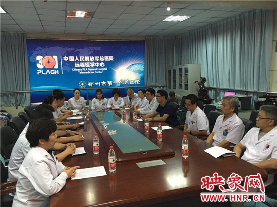 專家對三名貧困患者進(jìn)行會(huì)診