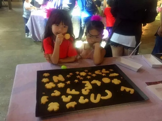 烤制好的餅干，發(fā)揮想象力，畫上美麗的圖案