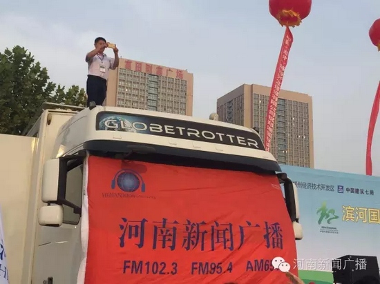 還有我們站在直播車(chē)上用“繩命”在拍“全景照”的攝影老師