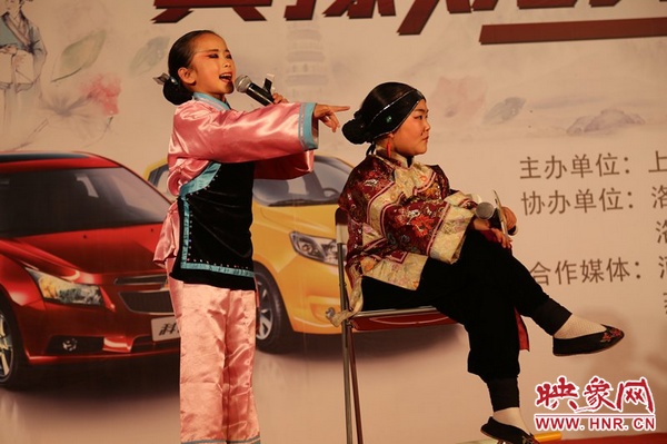 兩個小演員的表演活潑，惹得觀眾連連叫好。