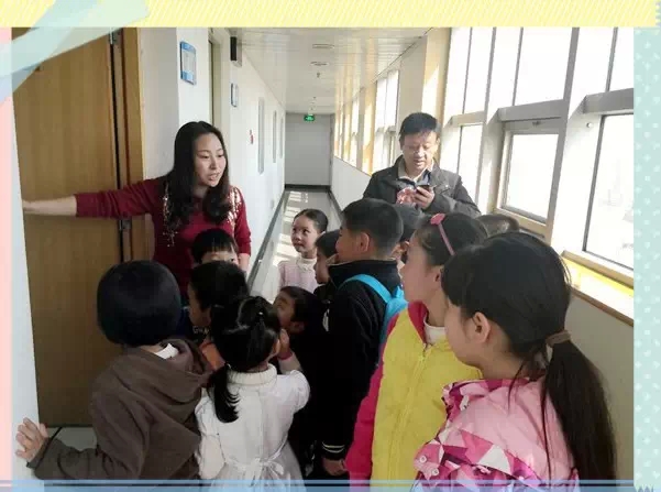 “別擠！”丁蘭姐姐說，這里就是電臺(tái)的總控機(jī)房，很重要的地方哦！