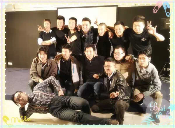 表演結(jié)束，看這哥們兒，為了和演員合影也是蠻拼的！