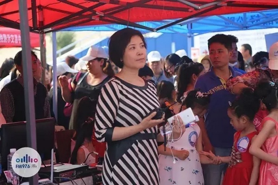 976老大木子一手手機(jī)一手對(duì)講一臉嚴(yán)肅，這是有多緊張呢？