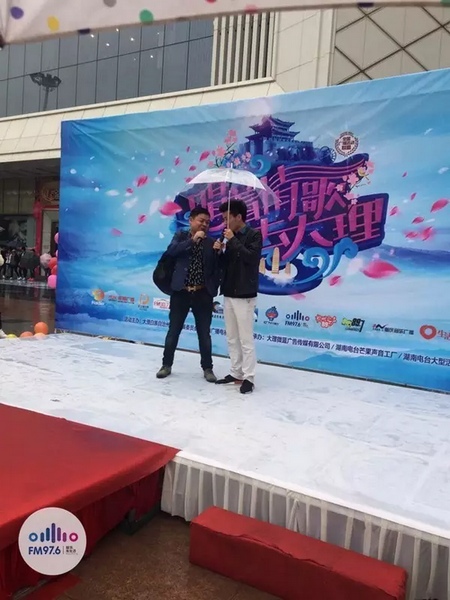 這位男士向遠(yuǎn)在家鄉(xiāng)的妻子隔空表白，勇氣真是大大的，您對妻子的愛，已經(jīng)超越萬水千山。