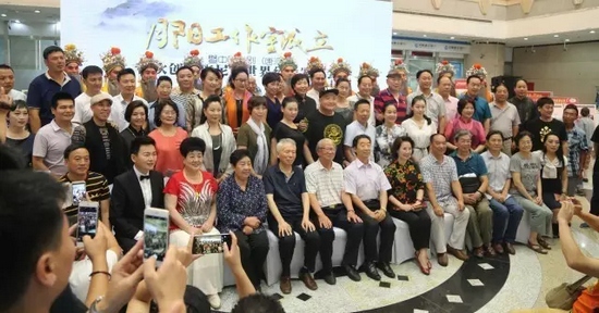 諸多藝術(shù)家和社會各界人士以及唐派弟子、戲迷到場祝賀