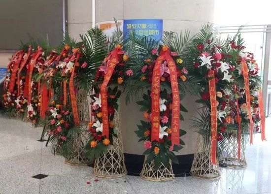 “月陽工作室”團隊成員、戲曲志愿者及社會各界送來的祝?；ɑ@