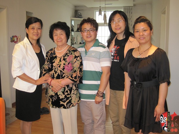 戲曲廣播記者曉雪、中國越調(diào)網(wǎng)站長郭慶璋與越調(diào)名家袁秀蓮及其徒弟合影