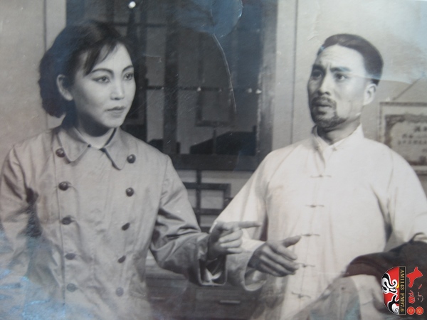 方玉蘭、杜世杰在現(xiàn)戲《在兩條戰(zhàn)線上》中