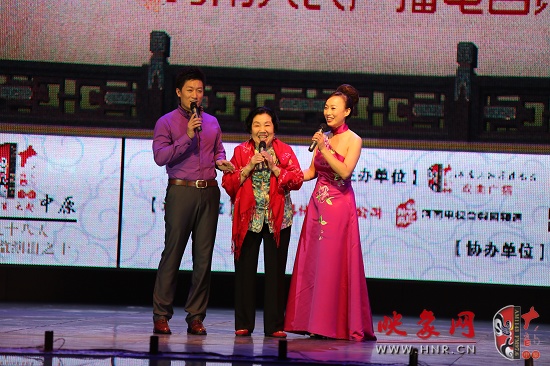 著名越調(diào)表演藝術(shù)家、越調(diào)皇后毛愛蓮（中）