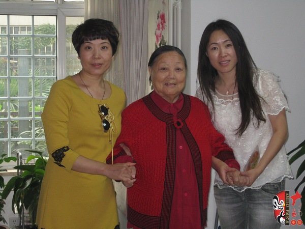 河南電臺戲曲廣播總監(jiān)木子（左)、央視戲曲頻道欄目總編李穎（右）與馬金鳳（中）合影