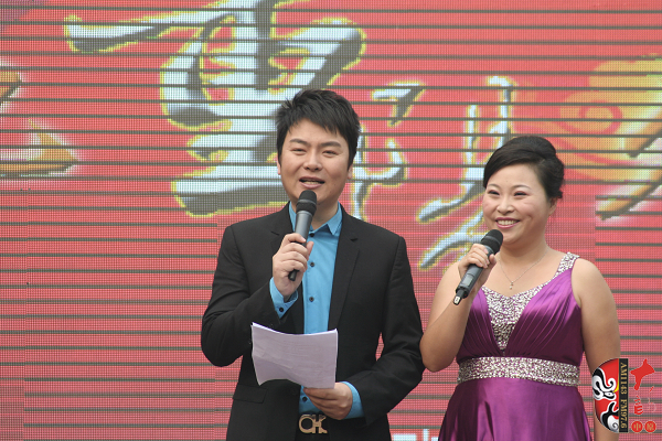 活動(dòng)由著名戲曲節(jié)目主持人，河南電臺(tái)戲曲廣播當(dāng)家小生月陽（左）戲曲廣播《票友排行榜》主持人丁蘭（右）主