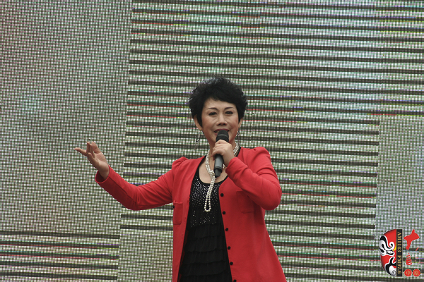著名豫劇表演藝術(shù)家魏俊英現(xiàn)場(chǎng)演唱豫劇《紅菊》選段“十祝福”、《五世請(qǐng)纓》選段“先王爺封我是個(gè)長(zhǎng)壽星”
