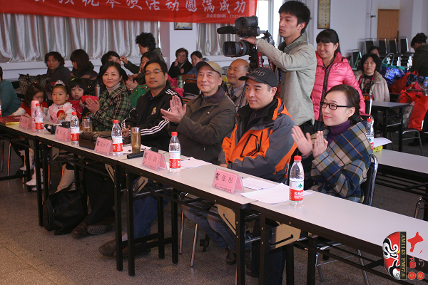 評委（左起）：河南電臺戲曲廣播《票友排行榜》河南十大名票黃立群、陜西戲曲廣播資深音樂編輯焦詠、著名黃