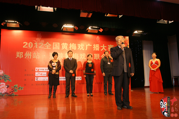 選手五人一組上臺表演，臺上為第一組選手