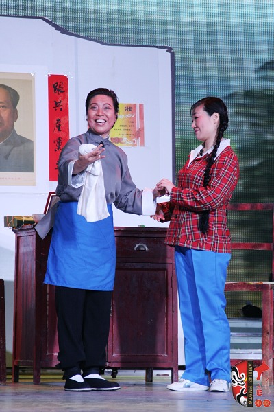 第三場，河南電臺(tái)戲曲廣播總監(jiān)木子（左）飾栓保娘，《梨園星秀場》《有你就有戲》主持人媛媛（右）飾銀環(huán)