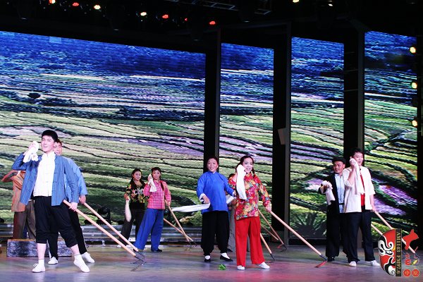 群眾勞動(dòng)場面，劇中演員包含票友、專業(yè)演員、戲迷