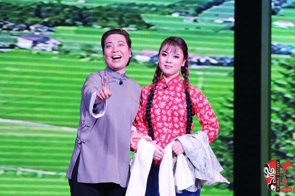 第九場，河南電臺(tái)戲曲廣播總監(jiān)木子（左）飾栓保娘，素雅青年豫劇團(tuán)劉帥毅（右）飾銀環(huán)