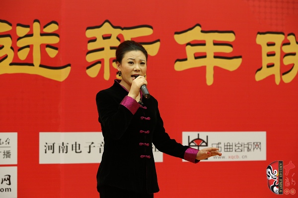 戲曲廣播主持人王唯、曉琴、丁蘭、李鋮及鄭州市曲劇團(tuán)優(yōu)秀演員張娜共同表演的小品《賣鞋》