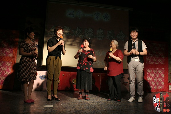 戲曲廣播總監(jiān)木子、豫劇表演藝術(shù)家楊華瑞、高潔、戲曲廣播當(dāng)家小生月陽、票友張華合作表演《朝陽溝》選段