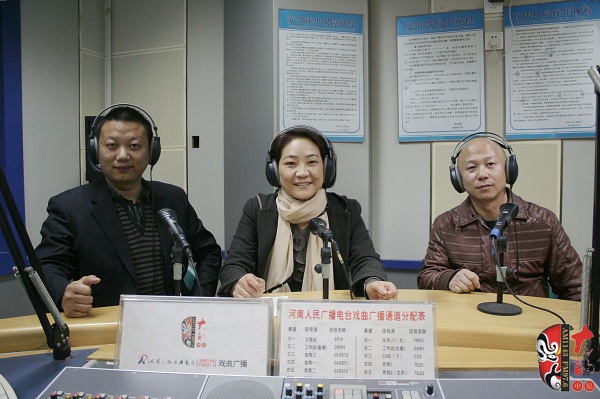 本次傳統(tǒng)古裝大戲《三哭殿》的輔導(dǎo)老師之一、著名越調(diào)演員李娟（中）及本次大戲的主要演員做客直播間