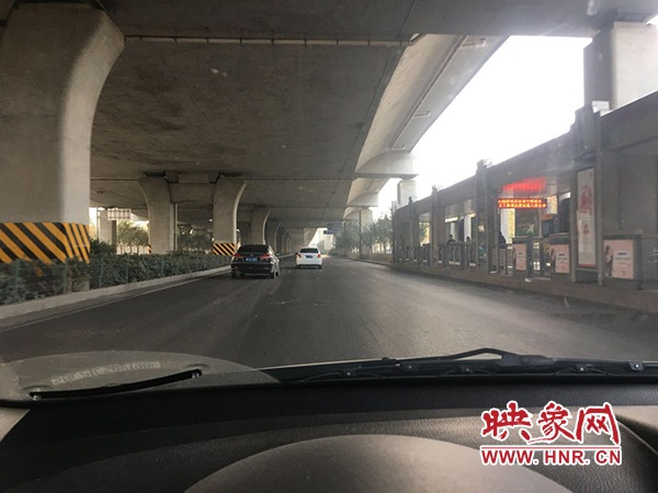 限行首日，三環(huán)橋上橋下，車輛不多，交通狀況良好。