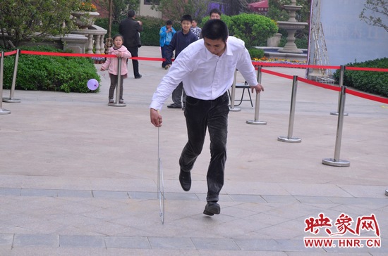 說是比賽，其實就是活力的釋放，就是開心的海洋，丟沙包、踢毽子、三人四足、滾鐵環(huán)等項目