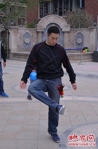 說是比賽，其實就是活力的釋放，就是開心的海洋，丟沙包、踢毽子、三人四足、滾鐵環(huán)等項目