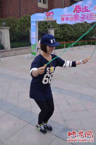 小麥也是現(xiàn)場玩起了跳繩，技術(shù)不錯嘛！