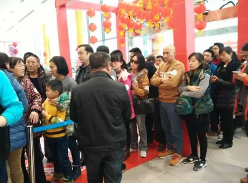 排隊領年貨，一家老小齊上陣。