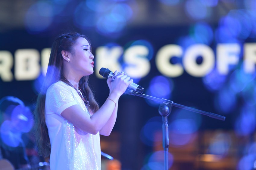 接下來(lái)是主播丹丹的《辛德瑞拉》，作為一個(gè)音樂(lè)節(jié)目的主播，唱歌當(dāng)然都是毛毛雨。