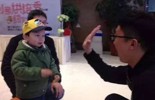 老楊你真心的是童心未泯啊，來，跟叔叔Give Me Five！