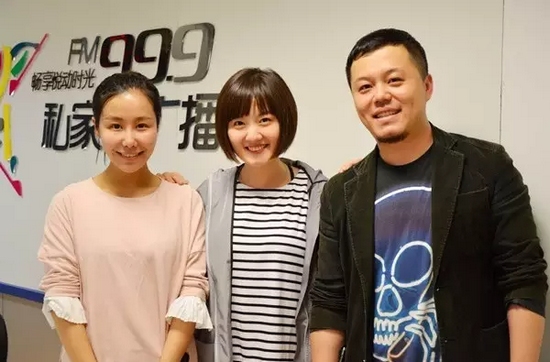 跟兩位女神在一起，莫非你知道你此刻有多招小編嫉恨？