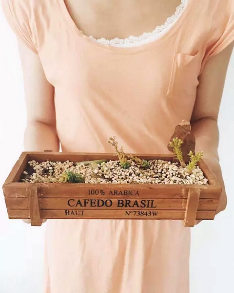 我們同時也在撫摸著希望，從中了解鄭州的生命張力。