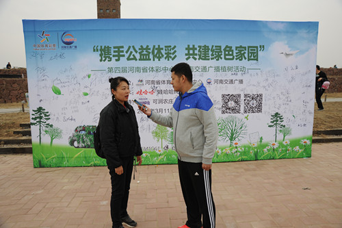 河南省體育彩票管理中心公共關(guān)系部副主任胥艷芳和聽(tīng)眾連線(xiàn)中