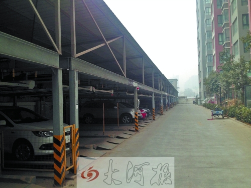 中原區(qū)新禧園小區(qū)，靠著圍墻的空地，建成兩層立體車庫。