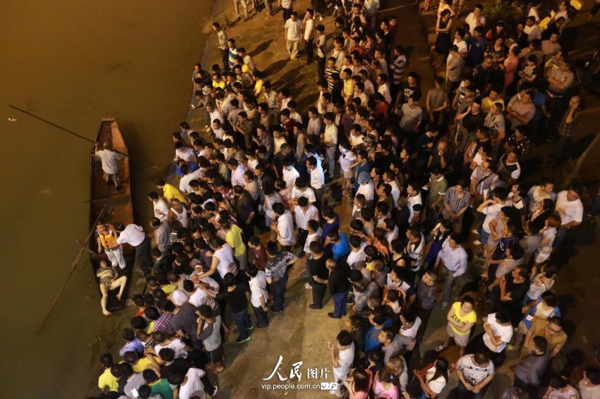 6月4日晚，湖南省婁底市二大橋跳河自殺的女子遺體被打撈上來。