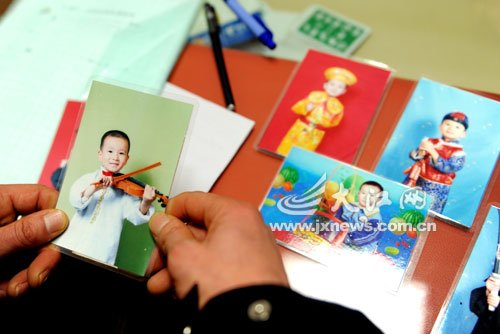 　每當(dāng)想兒子時(shí)，熊爸只有盯著照片看