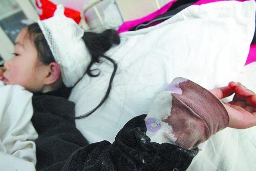 鑫鑫內衣袖子上的血跡清晰可見 鑫鑫內衣袖子上的血跡清晰可見