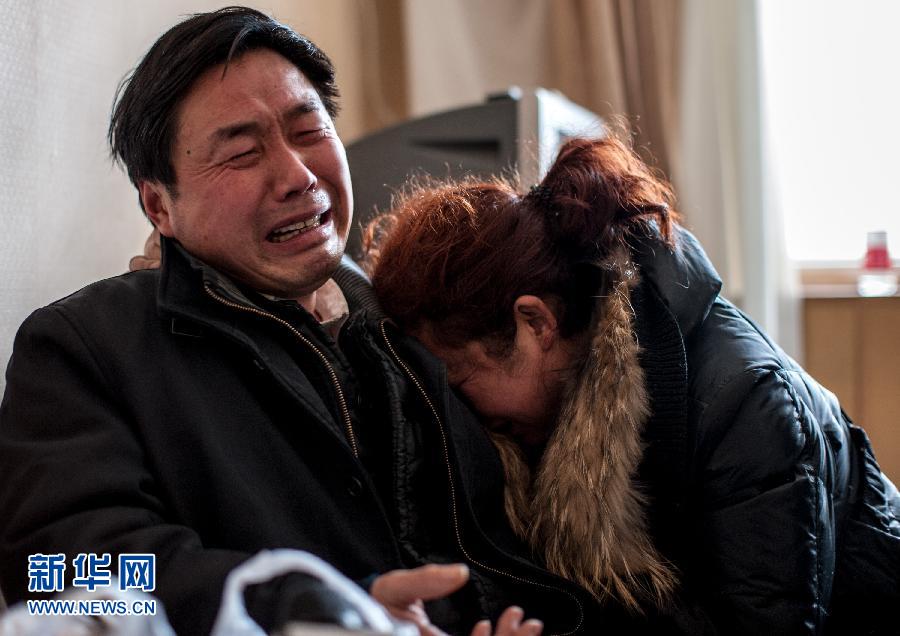 2月5日，遇難大學(xué)生郭培（化名）的父母抱頭痛哭。