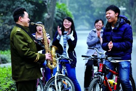 自學三種樂器，大學保安哥夢想開音樂會