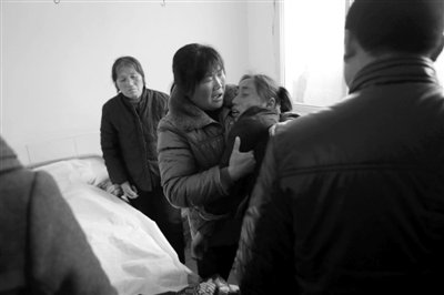 　　2月28日，薛集鎮(zhèn)秦集衛(wèi)生院一房間內(nèi)，親屬在勸哭泣的遇難者張晴的母親。