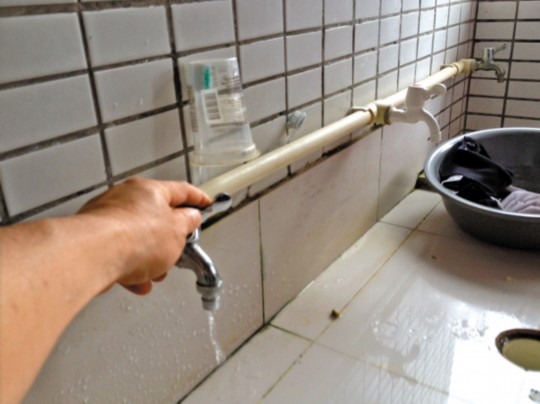 宿舍沒水學(xué)生接雨水洗澡？學(xué)校稱是學(xué)生惡作劇