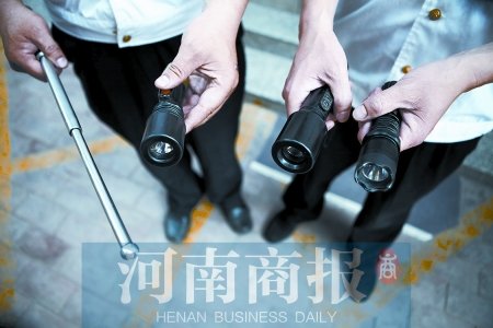 鄭州8名小學(xué)生持警棍、電擊槍街頭“火拼”